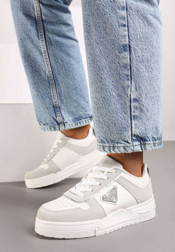 Born2be - Białe Sneakersy na Grubej Podeszwie z Geometrycznym Zdobieniem i Cyrkoniami Rexilora. Nosek buta: okrągły. Zapięcie: sznurówki. Kolor: biały. Materiał: materiał. Wzór: aplikacja, geometria. Obcas: na obcasie. Wysokość obcasa: niski