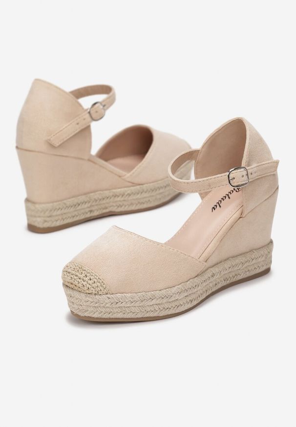 Born2be - Beżowe Sandały Kharamna. Okazja: na co dzień, na spotkanie biznesowe, do pracy. Zapięcie: sprzączka. Kolor: beżowy. Obcas: na koturnie. Styl: casual, biznesowy. Wysokość obcasa: średni