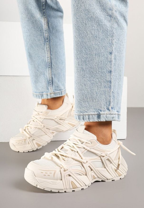 Renee - Beżowe Sneakersy na Platformie z Designerskim Sznurowaniem Julieve. Okazja: na co dzień. Zapięcie: sznurówki. Kolor: beżowy. Materiał: jeans. Obcas: na platformie