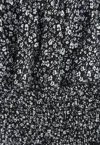 Renee - Czarna Kwiecista Sukienka Hiszpanka z Bawełny z Gumką w Pasie Nevima. Okazja: na co dzień. Typ kołnierza: dekolt hiszpanka. Kolor: czarny. Materiał: bawełna. Sezon: lato. Styl: casual. Długość: mini #5