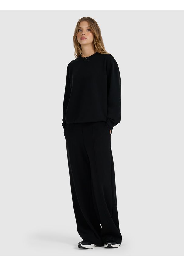 4f - 4F Bluza dresowa nierozpinana z modalem damska - czarna XS. Okazja: na co dzień. Typ kołnierza: bez kaptura. Kolor: czarny. Materiał: dresówka. Wzór: gładki, ze splotem. Styl: klasyczny, sportowy, casual. Sport: fitness