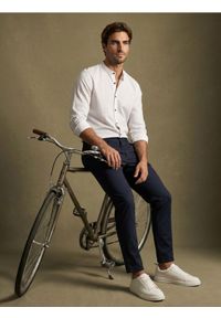 Sinsay - Wzorzysta koszula slim fit - biały. Kolor: biały #1