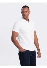 Ombre Clothing - Jednokolorowa koszulka męska polo BASIC z dzianiny pique - biała V4. Okazja: na co dzień. Typ kołnierza: polo. Kolor: biały. Materiał: dzianina. Wzór: haft, aplikacja, jednolity. Styl: sportowy, wizytowy, casual #2