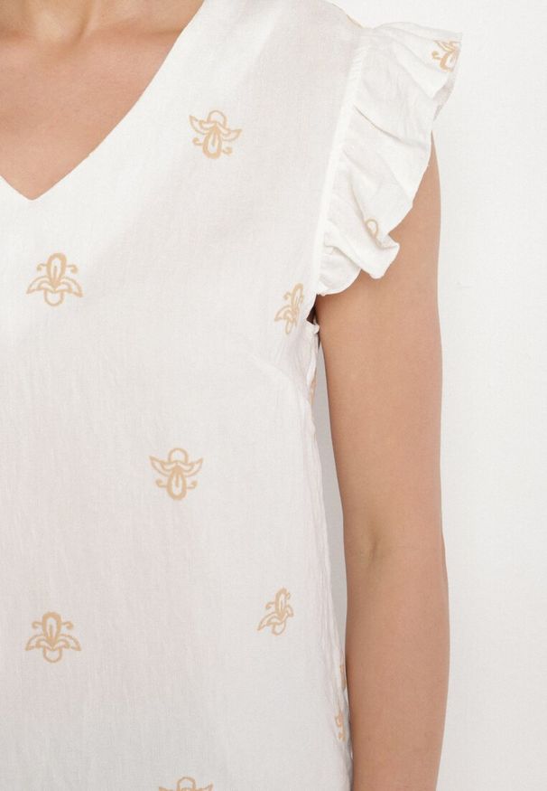 Born2be - Biała Wiskozowa Bluzka z Lnem Zdobiona Haftem i Falbanami Neliorra. Okazja: na co dzień. Typ kołnierza: dekolt w kształcie V. Kolor: biały. Materiał: wiskoza, len. Długość rękawa: krótki rękaw. Długość: krótkie. Wzór: aplikacja, haft. Styl: casual, elegancki