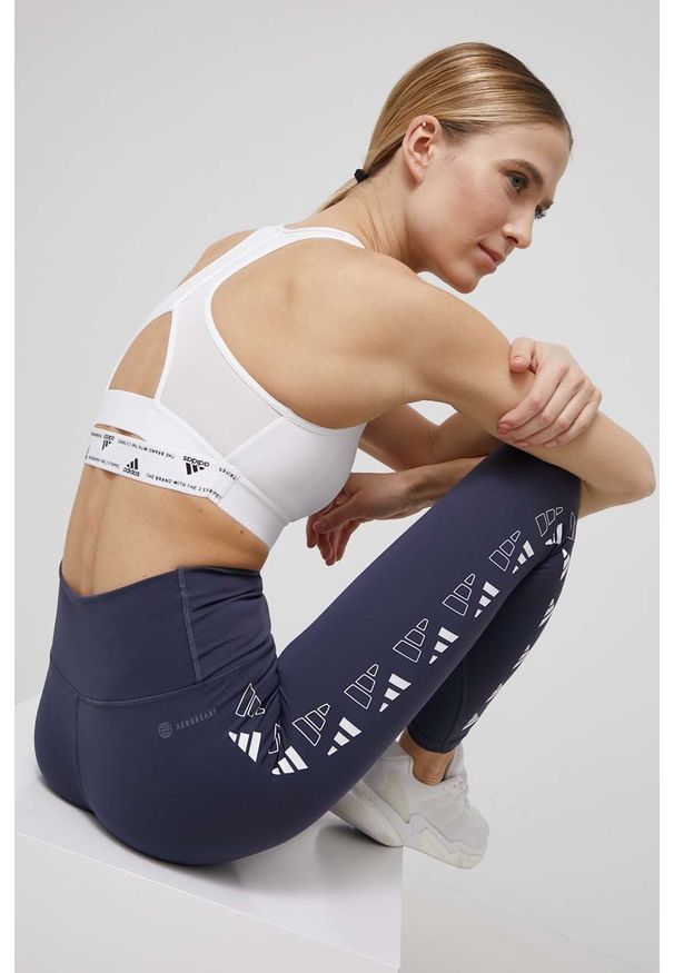 adidas Performance legginsy treningowe Opt 3Bar HD4463 damskie kolor granatowy z nadrukiem. Stan: podwyższony. Kolor: niebieski. Materiał: skóra, poliester, dzianina, materiał. Wzór: nadruk. Sport: fitness