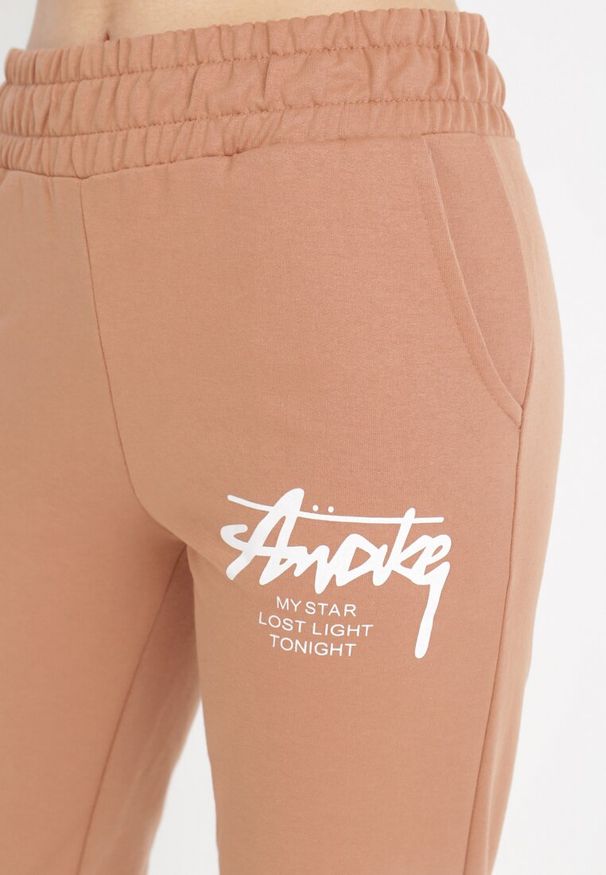 Born2be - Brązowe Spodnie Dresowe Thesothee. Okazja: na co dzień. Kolor: brązowy. Materiał: dresówka. Wzór: nadruk. Styl: casual, sportowy