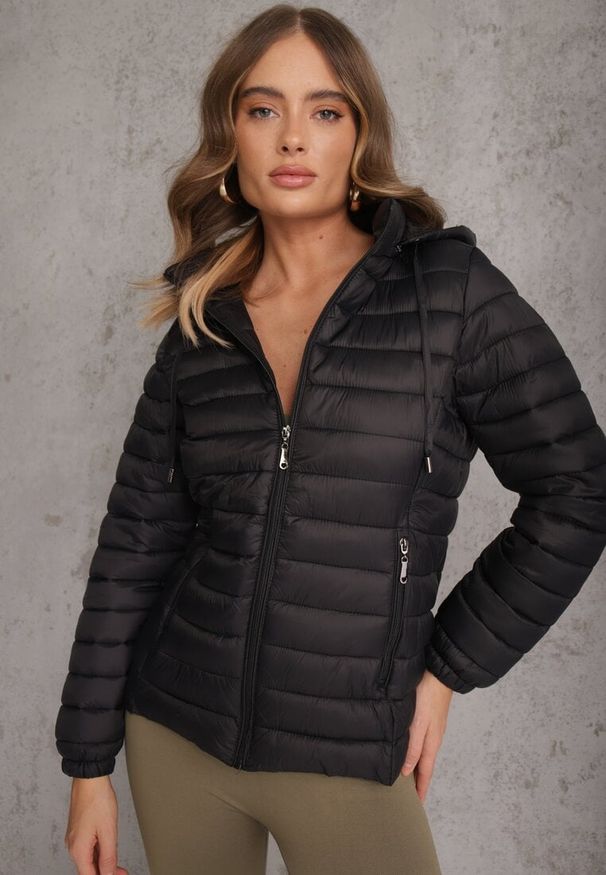 Renee - Czarna Pikowana Kurtka Przejściowa z Kapturem z Możliwością Odpięcia Feziel. Typ kołnierza: kaptur. Kolor: czarny. Materiał: jeans. Styl: elegancki