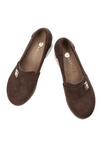 Półbuty damskie Armodo, cholewka ze skóry naturalnej zamszowej wsuwany fason z zabudowanym przodem na stabilnym obcasie, brązowe, 20207. Kolor: brązowy. Materiał: skóra, zamsz. Szerokość cholewki: normalna. Obcas: na obcasie. Styl: elegancki. Wysokość obcasa: średni #4