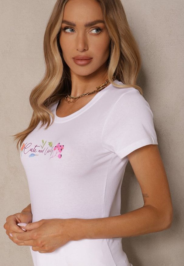 Renee - Biały T-shirt z Bawełny Zdobiony Nadrukiem Zarinla. Okazja: na co dzień. Kolor: biały. Materiał: bawełna. Wzór: aplikacja, nadruk. Styl: klasyczny, elegancki, casual