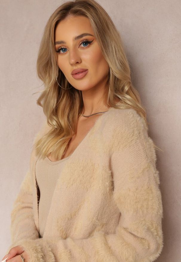 Renee - Beżowy Długi Kardigan Puszysty Aborra. Kolekcja: plus size. Kolor: beżowy. Materiał: tkanina, dzianina. Długość: długie. Wzór: aplikacja