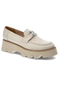 Beżowe Półbuty Karino Modne Skórzane Buty Damskie. Okazja: na co dzień. Zapięcie: bez zapięcia. Kolor: beżowy. Materiał: skóra. Szerokość cholewki: normalna. Obcas: na obcasie. Styl: casual, elegancki, wizytowy. Wysokość obcasa: średni #1