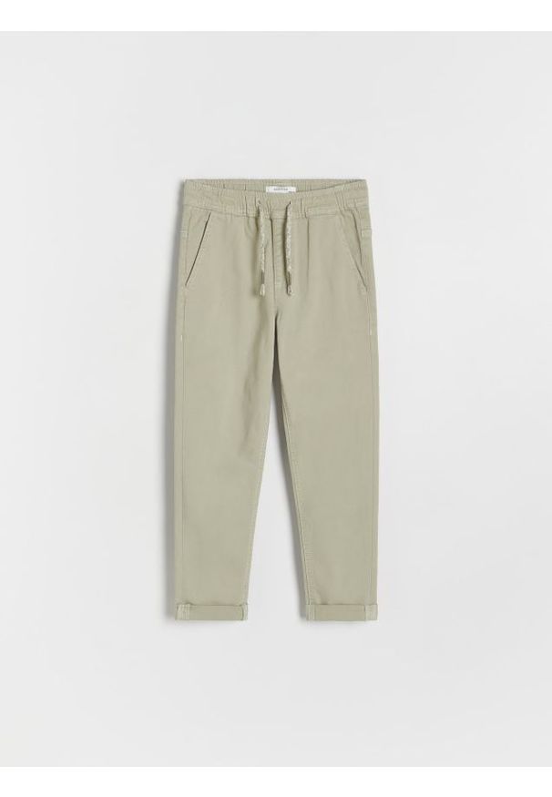 Reserved - Elastyczne jeansy carrot - zielony. Kolor: zielony