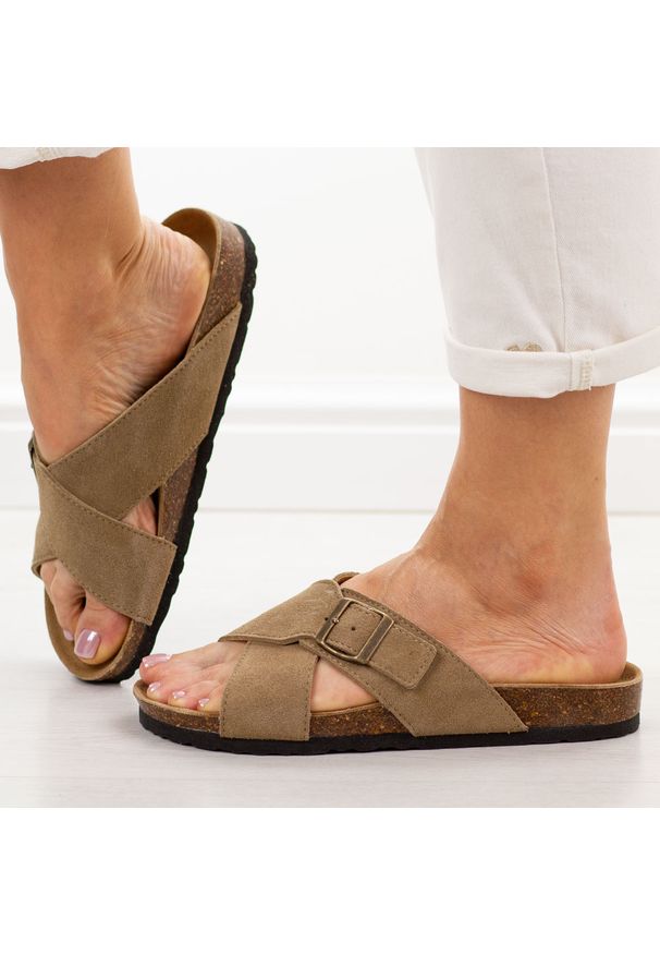 Taupe skórzane klapki damskie Filippo Dk7919/26. Okazja: na co dzień. Materiał: skóra, zamsz. Sezon: wiosna, lato. Styl: elegancki, wakacyjny, casual