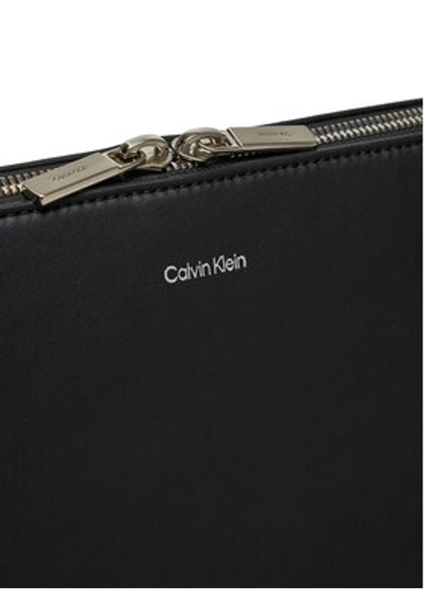 Calvin Klein Etui na laptopa Ck Sleek Folio K50K513035 Czarny. Kolor: czarny. Materiał: skóra