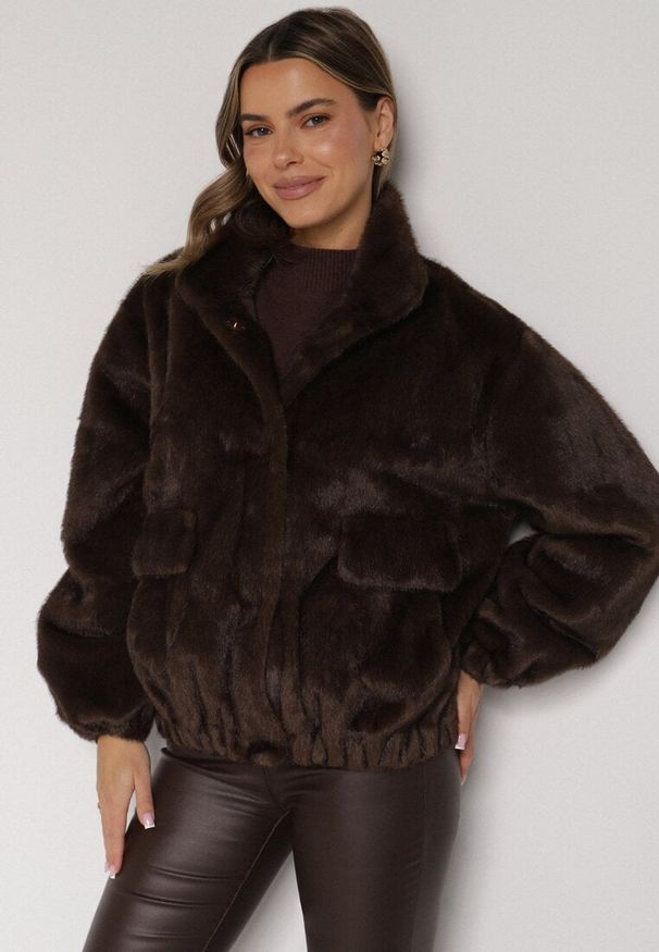 Born2be - Brązowa Kurtka Futerko o Kroju Bomberki z Kieszeniami Tiwedara. Okazja: na co dzień. Typ kołnierza: kołnierzyk stójkowy. Kolor: brązowy. Materiał: futro. Styl: elegancki, casual