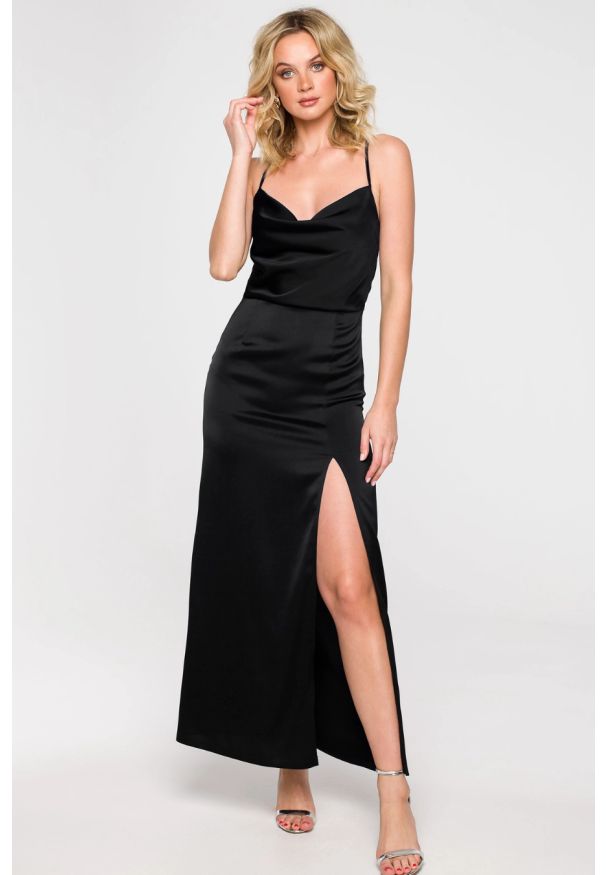 Sukienki.shop - Długa sukienka wieczorowa satynowa na ramiączkach czarna. Okazja: na ślub cywilny, na wesele, na imprezę. Kolor: czarny. Materiał: satyna. Długość rękawa: na ramiączkach. Typ sukienki: ołówkowe. Styl: wizytowy. Długość: maxi