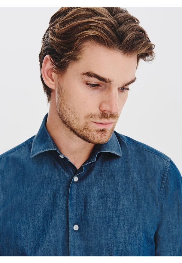 Pako Lorente - PAKO LORENTE - Niebieska koszula jeansowa. Typ kołnierza: kołnierzyk włoski. Kolor: niebieski. Materiał: jeans. Długość rękawa: długi rękaw. Długość: długie. Wzór: gładki