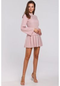 Sukienki.shop - Elegancka sukienka mini z kontrafałdami różowa. Typ kołnierza: kołnierzyk stójkowy. Kolor: różowy, czerwony. Sezon: lato. Typ sukienki: rozkloszowane. Styl: elegancki. Długość: mini #1