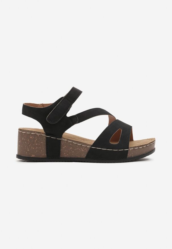 Renee - Czarne Sandały na Koturnie z Ozdobnymi Paskami na Rzep Vikimina. Okazja: na plażę, na spacer, na imprezę. Zapięcie: rzepy. Kolor: czarny. Materiał: len. Wzór: paski. Sezon: lato. Obcas: na koturnie. Styl: elegancki