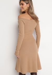 Born2be - Beżowa Sweterkowa Sukienka Midi Ocordela. Kolor: beżowy. Materiał: materiał, prążkowany. Długość: midi