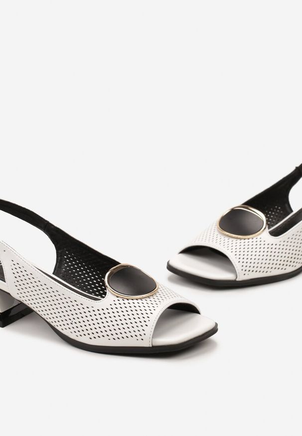 Born2be - Białe Sandały Ażurowe Vices z Okrągłą Klamerką i Skórzaną Wkładką Caelira. Nosek buta: okrągły. Zapięcie: sprzączka. Kolor: biały. Wzór: ażurowy. Materiał: skóra. Sezon: lato. Obcas: na obcasie. Styl: elegancki. Wysokość obcasa: średni