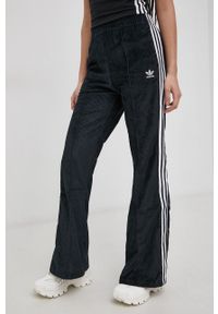 adidas Originals Spodnie damskie kolor czarny dzwony high waist. Stan: podwyższony. Kolor: czarny. Materiał: tkanina, materiał