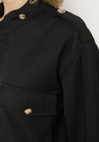 Born2be - Czarna Kurtka ze Stójką i Ozdobnymi Guzikami Ściągana w Pasie Troczkiem Basalle. Okazja: na co dzień. Typ kołnierza: kołnierzyk stójkowy. Kolor: czarny. Materiał: jeans. Styl: casual, elegancki #5