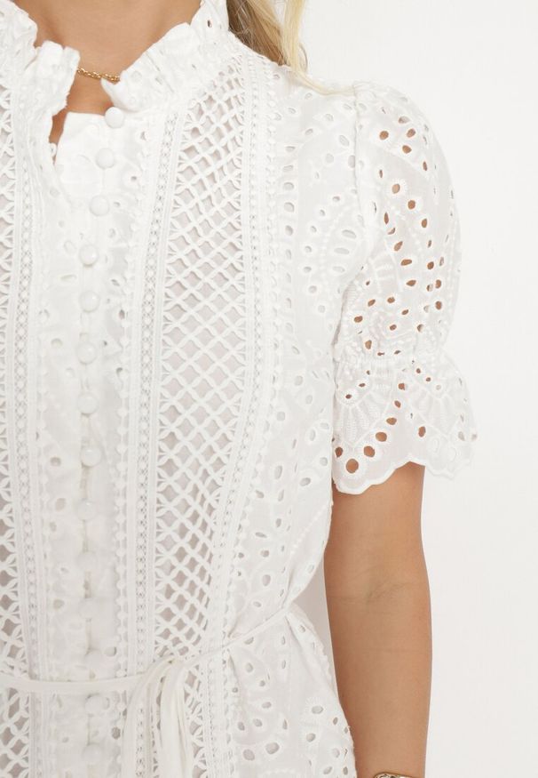 Born2be - Biała Bawełniana Ażurowa Sukienka w Stylu Boho z Falbanką i Paskiem Nelisse. Okazja: na co dzień. Typ kołnierza: kołnierz z falbankami. Kolor: biały. Materiał: bawełna. Wzór: ażurowy. Sezon: wiosna, lato. Styl: boho