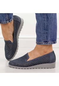 Niebieskie ażurowe półbuty damskie Jezzi 1628-23. Okazja: na co dzień. Kolor: niebieski. Materiał: skóra. Szerokość cholewki: normalna. Wzór: ażurowy. Sezon: wiosna, jesień, lato. Styl: casual, elegancki, klasyczny #1