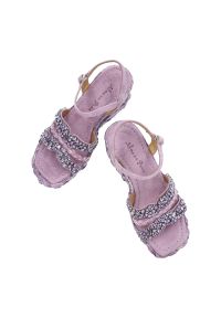 Fioletowe Sandały Alma En Pena Stylowe Buty Na Koturnie. Okazja: na co dzień, na spacer. Zapięcie: sprzączka, pasek. Kolor: fioletowy. Szerokość cholewki: normalna. Wzór: aplikacja. Materiał: skóra, koronka, zamsz. Sezon: lato. Obcas: na koturnie. Styl: elegancki. Wysokość obcasa: średni #5