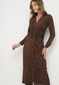 Born2be - Brązowa Koszulowa Sukienka z Imitacji Zamszu z Marszczeniem w Talii Eselea. Okazja: na co dzień. Typ kołnierza: kołnierzyk klasyczny, dekolt w serek. Kolor: brązowy. Materiał: zamsz. Typ sukienki: koszulowe. Styl: klasyczny, casual, elegancki #5