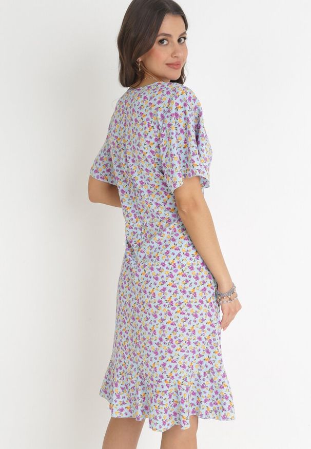 Born2be - Niebieska Pudełkowa Sukienka w Kwiaty z Falbanką Temrance. Kolor: niebieski. Wzór: kwiaty