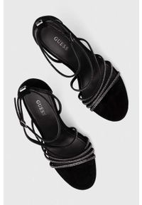 Guess sandały zamszowe AXEN kolor czarny FL7AXE SUE03. Zapięcie: klamry. Kolor: czarny. Materiał: zamsz. Obcas: na obcasie. Wysokość obcasa: średni #3