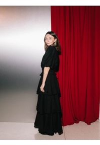 Reserved - Bluzka z bufkami - czarny. Kolor: czarny. Materiał: tkanina, wiskoza #1