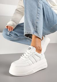 Renee - Białe Sneakersy na Platformie Ozdobione Paskami i Perforacją Fonadel. Okazja: na co dzień. Zapięcie: pasek. Kolor: biały. Materiał: jeans. Wzór: aplikacja. Obcas: na platformie