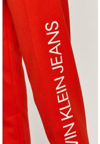 Calvin Klein Jeans - Spodnie. Stan: podwyższony. Kolor: czerwony. Materiał: bawełna, poliester, dzianina. Wzór: nadruk, gładki #4