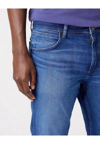 Wrangler - WRANGLER GREENSBORO MĘSKIE SPODNIE JEANSOWE JEANS DŻINSY HEARTBREAKER W15QYI23A 112320205. Okazja: na co dzień. Stan: obniżony. Styl: casual, klasyczny #4