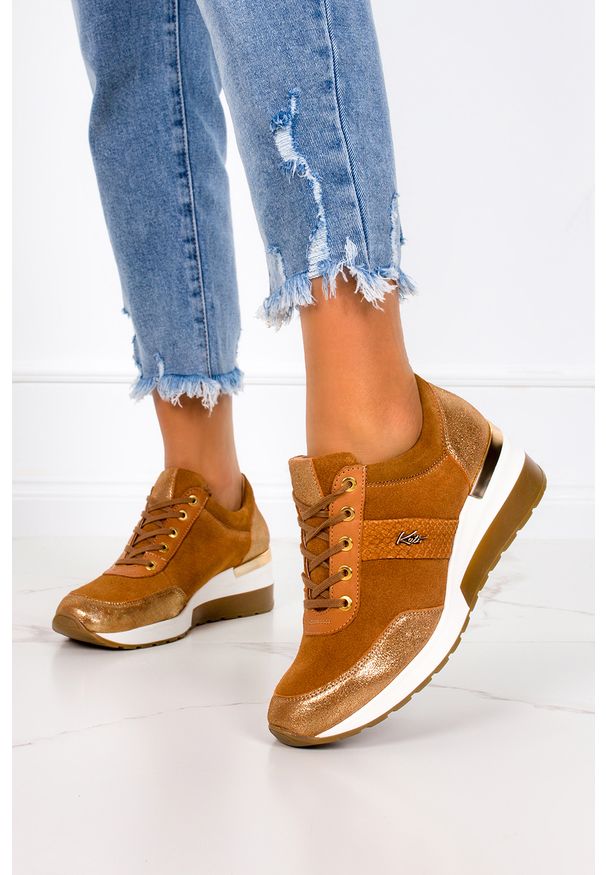 Kati - Rude sneakersy kati buty sportowe sznurowane polska skóra 7074. Kolor: złoty, brązowy, wielokolorowy. Materiał: skóra
