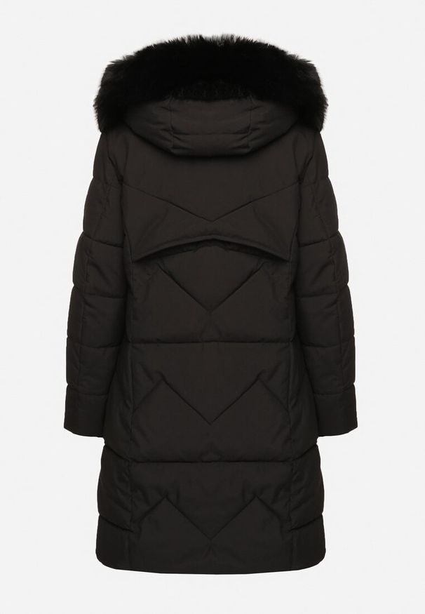 Born2be - Czarna Pikowana Kurtka o Taliowanym Kroju z Kapturem z Futerkiem Sintinnella. Okazja: na co dzień. Typ kołnierza: kaptur. Kolor: czarny. Materiał: futro. Sezon: zima, jesień. Styl: elegancki, casual