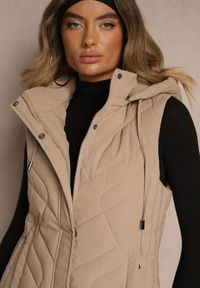 Renee - Ciemnobeżowa Pikowana Kamizelka o Taliowanym Kroju z Kapturem Tulonea. Okazja: na co dzień. Typ kołnierza: kaptur. Kolor: beżowy. Materiał: jeans. Styl: casual
