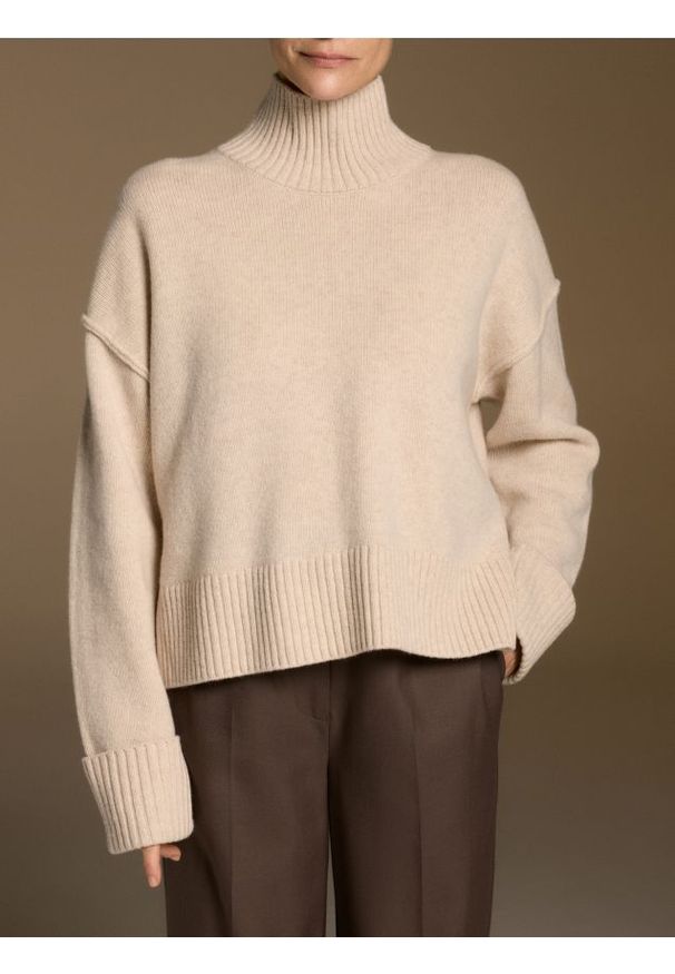 Reserved - Wełniany sweter z golfem - beżowy. Typ kołnierza: golf. Kolor: beżowy. Materiał: wełna