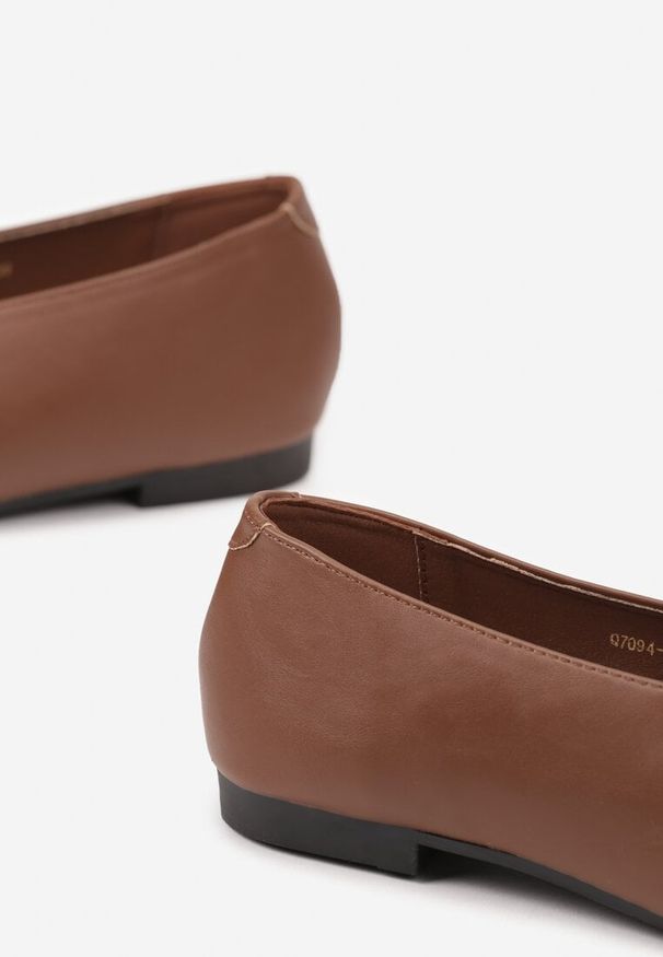 Renee - Brązowe Balerinki Vices z Wkładką ze Skóry Naturalnej w Klasycznym Stylu Nalivee. Okazja: na co dzień. Kolor: brązowy. Materiał: skóra. Styl: klasyczny