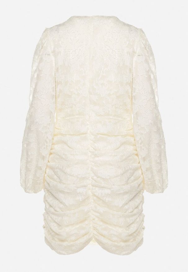 Born2be - Jasnobeżowa Koronkowa Sukienka z Marszczeniem i Falbankami z Półprzezroczystymi Rękawami Zialda. Okazja: na co dzień, na spotkanie biznesowe. Typ kołnierza: kołnierz z falbankami. Kolor: beżowy. Materiał: koronka. Typ sukienki: proste. Styl: biznesowy, casual, elegancki, klasyczny