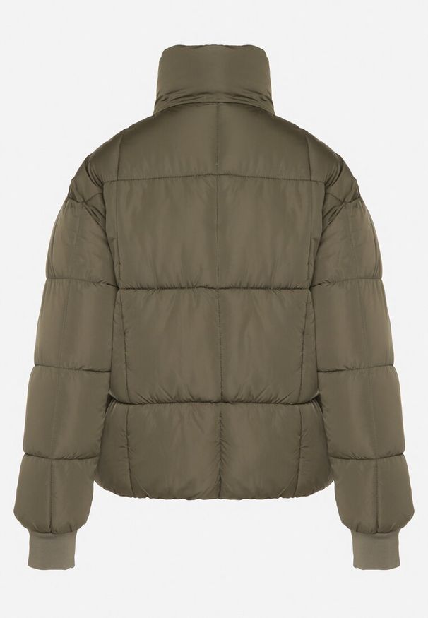 Born2be - Ciemnozielona Pikowana Kurtka Puffer o Prostym Kroju ze Ściągaczami przy Rękawach Suzzana. Okazja: na co dzień, na spacer. Kolor: zielony. Materiał: jeans, poliester. Styl: elegancki, casual