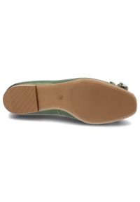 Zielone Baleriny Armodo Eleganckie Obuwie Damskie Ze Skóry Naturalnej. Kolor: zielony. Materiał: skóra. Wzór: aplikacja. Obcas: na obcasie. Styl: elegancki. Wysokość obcasa: niski