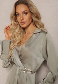 Renee - Zielona Satynowa Sukienka Kopertowa z Gumką i Łańcuszkiem w Talii Shaffa. Kolor: zielony. Materiał: satyna. Wzór: aplikacja. Typ sukienki: kopertowe. Długość: midi
