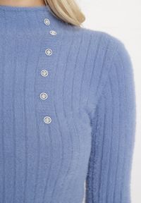 Born2be - Jasnoniebieski Wełniany Sweter z Dłuższym Włosiem i Ozdobnymi Guzikami Avelio. Kolor: niebieski. Materiał: wełna. Długość: długie #5