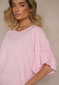 Renee - Różowa Bluzka z Wiskozą o Kroju Nietoperza Ozdobiona Falbankami Ranova. Okazja: na co dzień. Typ kołnierza: kołnierz z falbankami. Kolor: różowy. Materiał: wiskoza. Wzór: aplikacja. Sezon: wiosna. Styl: klasyczny, elegancki, casual #5