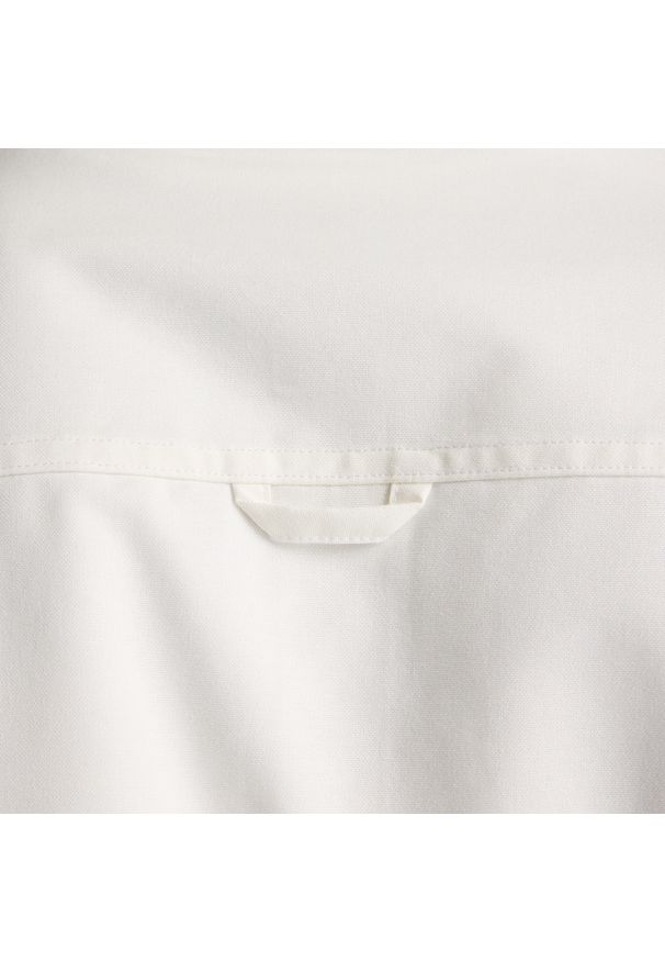 Koszula męska New Balance MT53523RFN – biała. Typ kołnierza: kołnierzyk klasyczny. Kolor: biały. Materiał: bawełna, poliester, materiał. Styl: klasyczny, elegancki