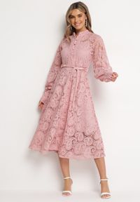 Born2be - Różowa Koronkowa Sukienka Midi z Wiązanym Paskiem Azraella. Kolor: różowy. Materiał: koronka. Długość rękawa: na ramiączkach. Długość: midi